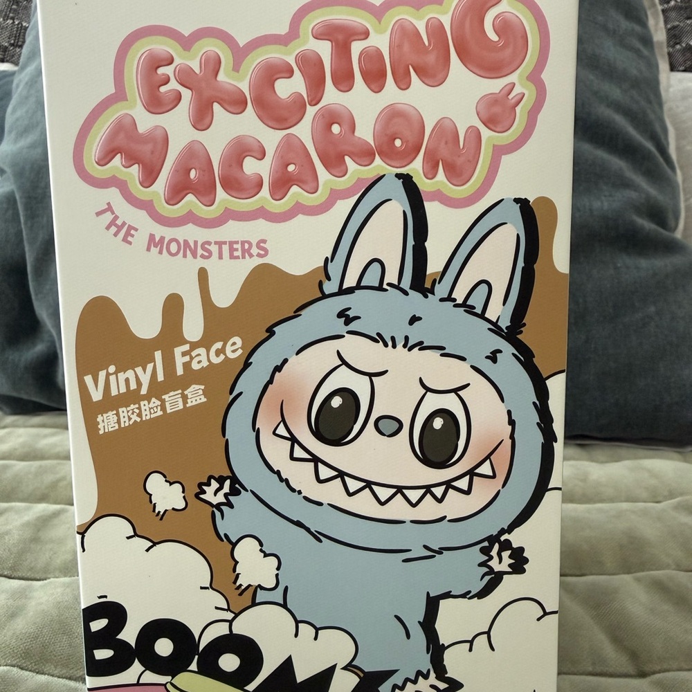 Pop Mart Exciting Macaron Vinyl Face keychain ( Sea Salt Coconut )